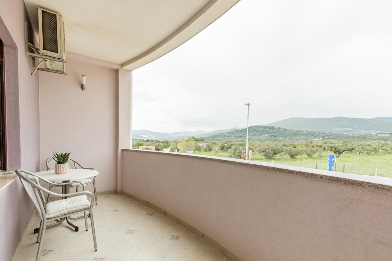 Apartments Mara Kaštela Екстериор снимка